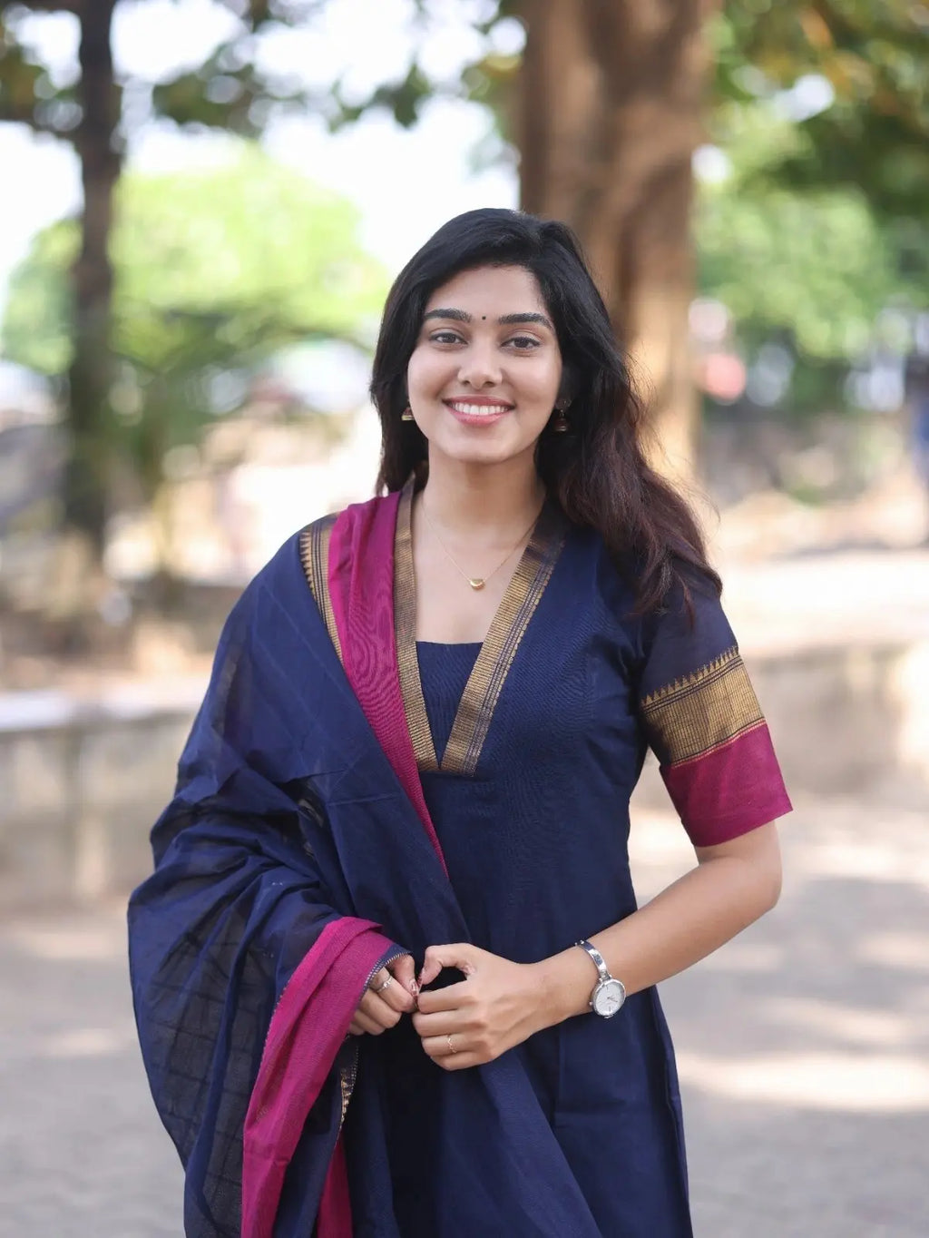 Kanchi cotton v-neck navy