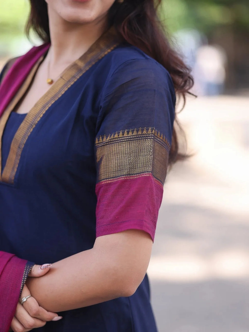 Kanchi cotton v-neck navy