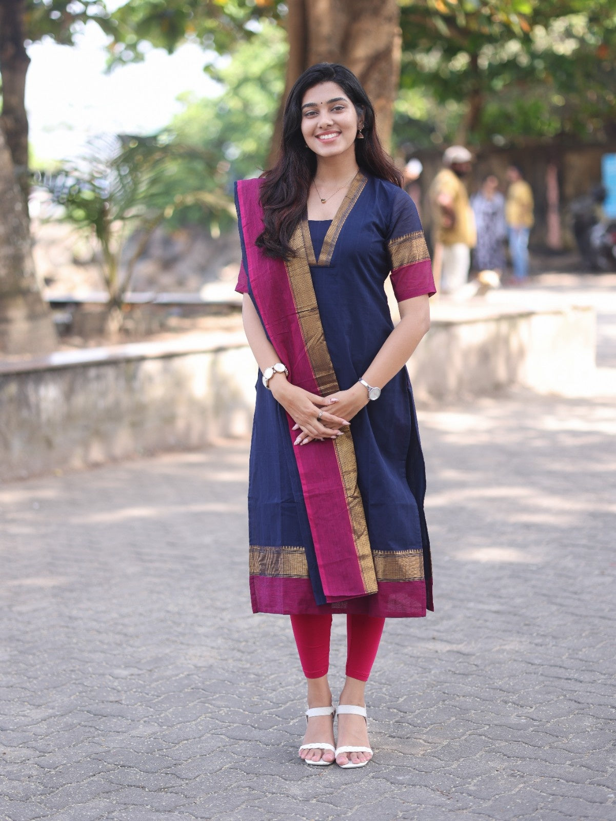 Kanchi cotton v-neck navy