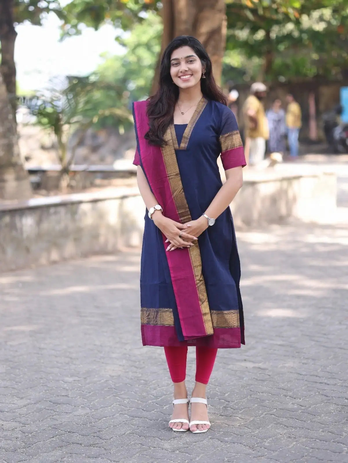 Kanchi cotton v-neck navy