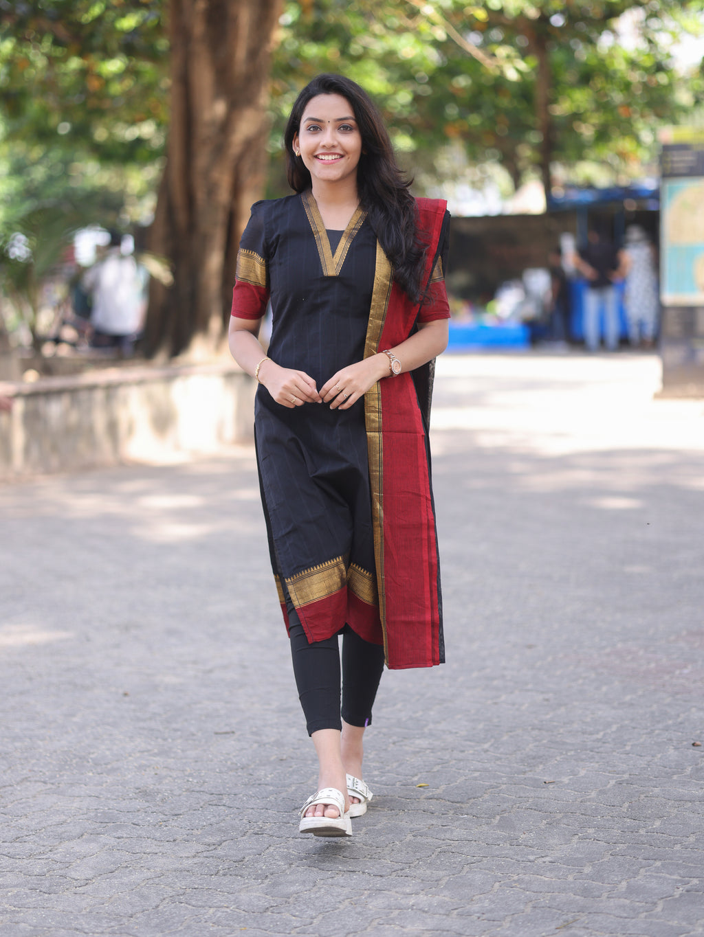 Kanchi cotton v-neck Black